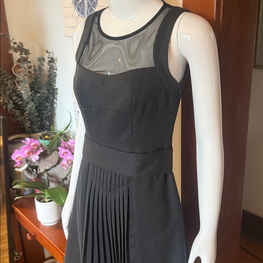 Jacob size 6 Elegant Black Sleeveless Dress mesh top and pleatted bottom